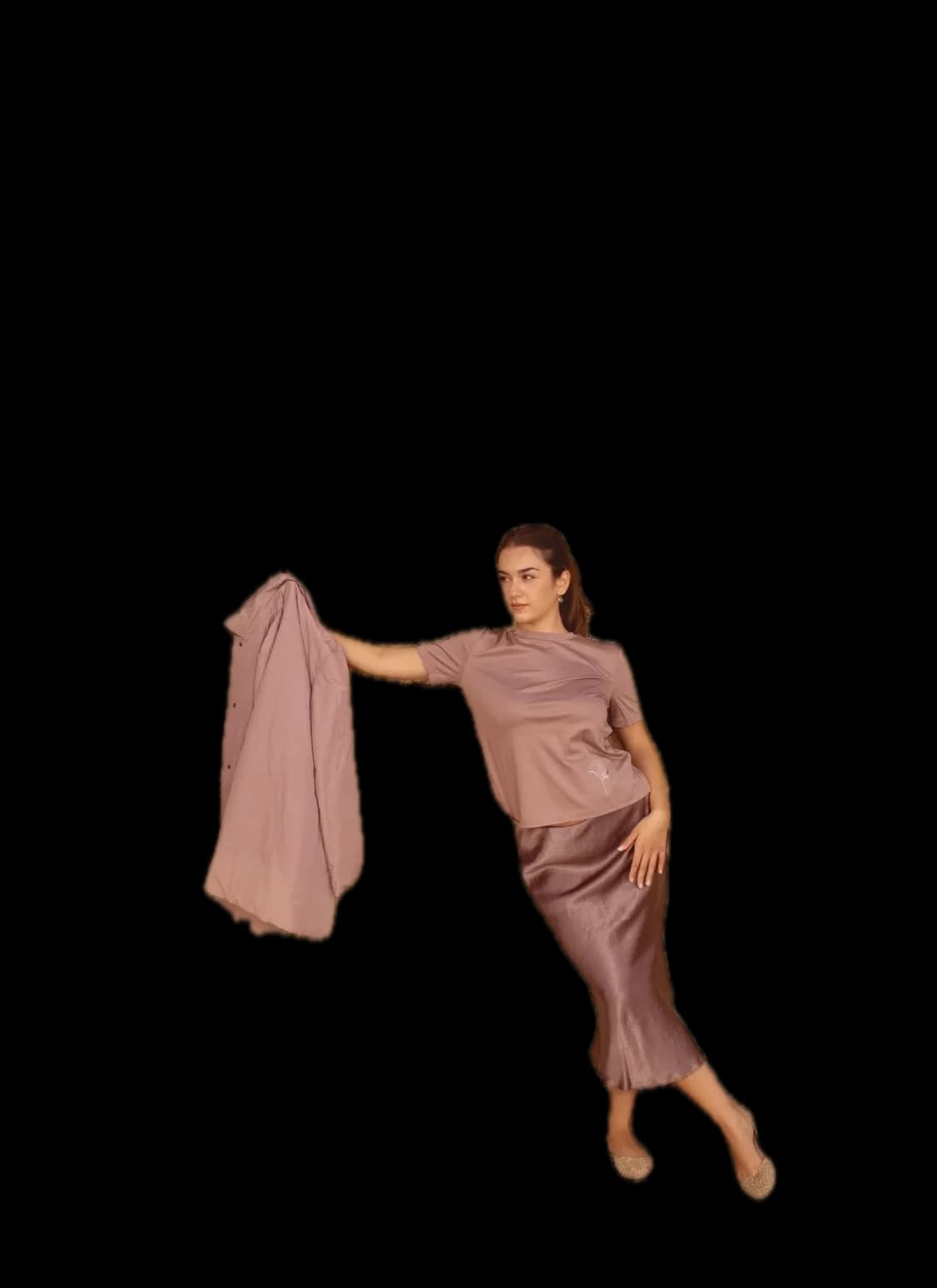 Look Mati Shop: t-shirt malva e gonna in raso, appoggiata a un muro di pietra